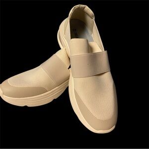 Dream Pairs 10 beige Cream Slip-On air cushioned Sneakers NWOT basic